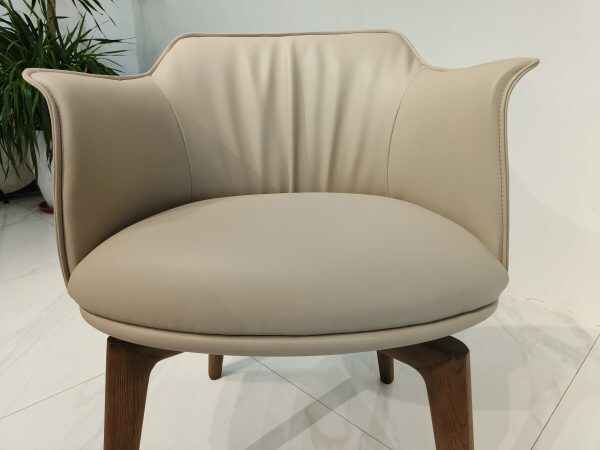 Best High Chair with Curved Back and Wooden Base