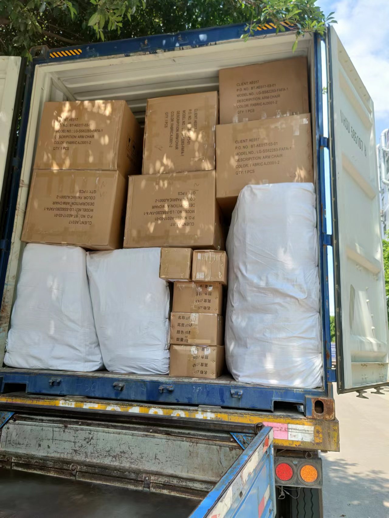 Dubai hotel furniture container loading one