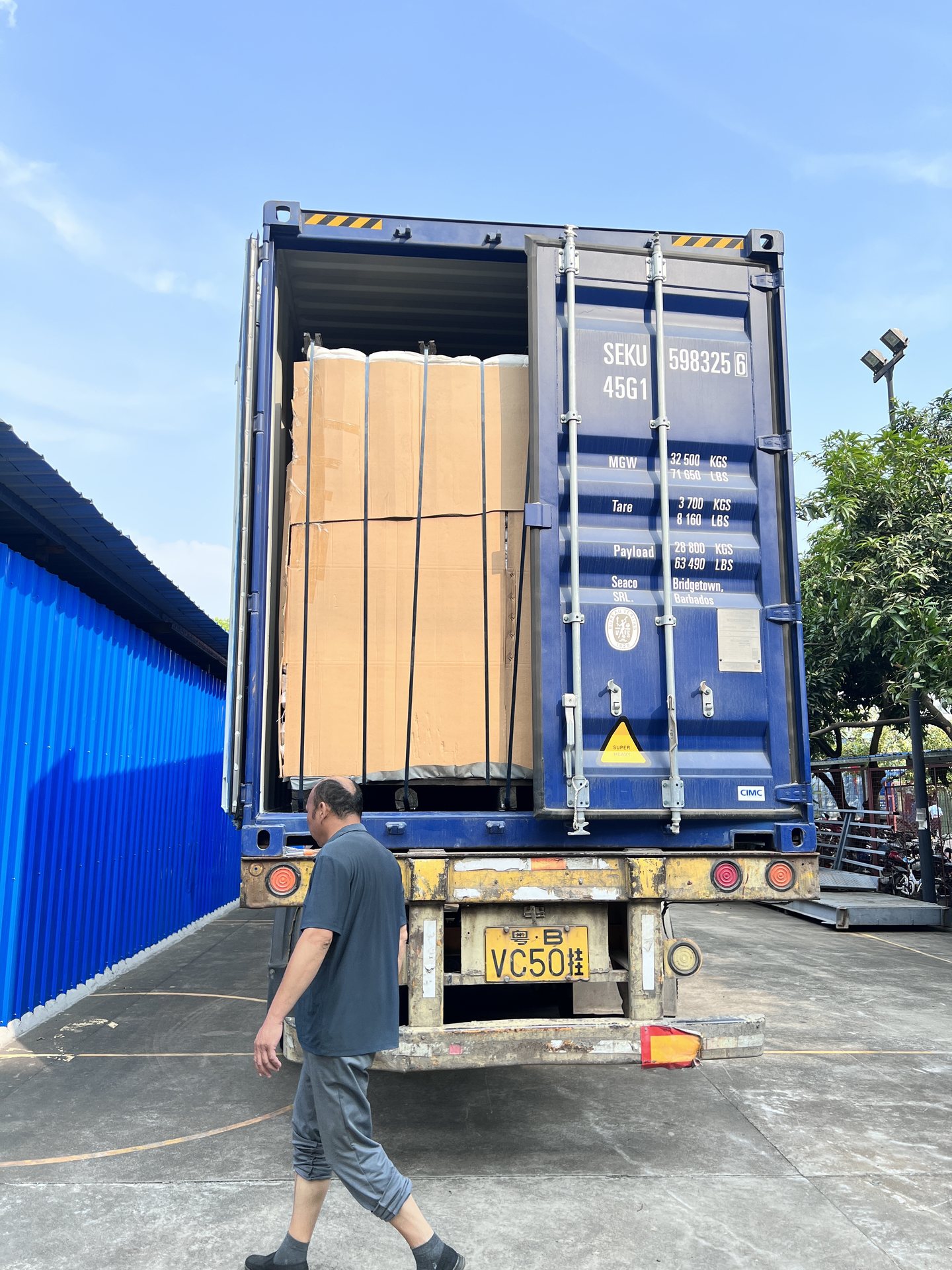 Dubai hotel furniture container loading two