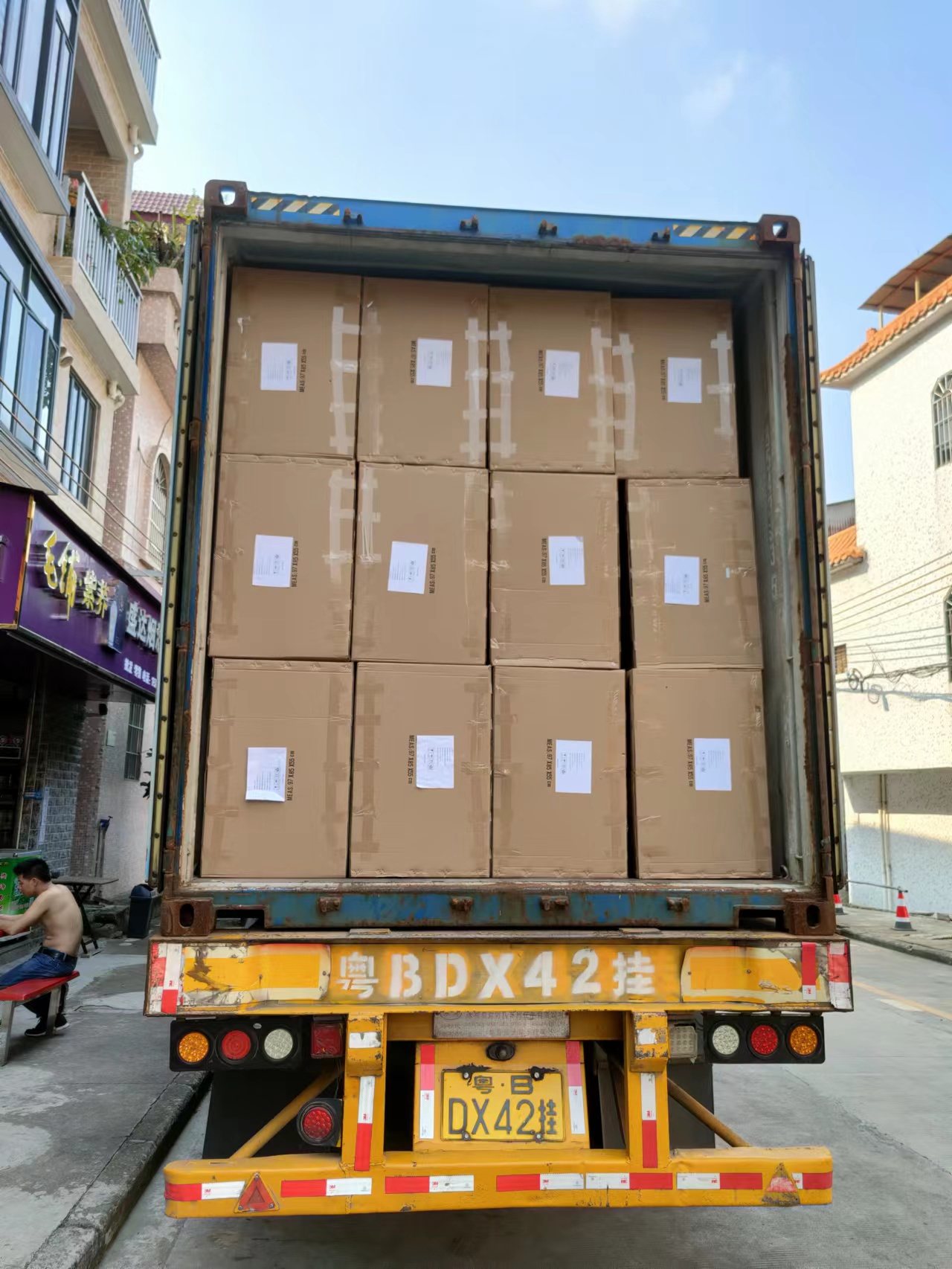 Dubai hotel furniture container loading three